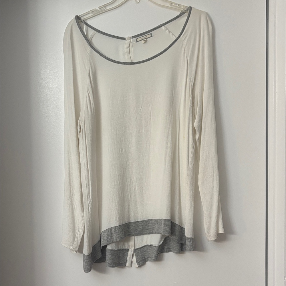 Pleione Size L Cream and Gray Top